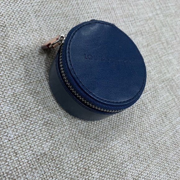 Louis Vuitton Horizon Ear Buds - Picture 6 of 11